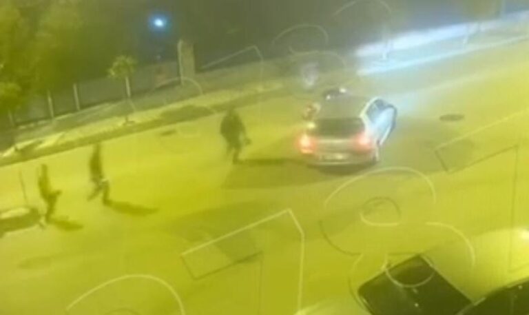 Edirne’de bekçilerin ‘dur’ ihtarına uymayan motosikletli, otomobille çarpıştı; kaza kamerada