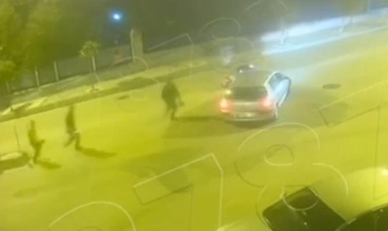 Edirne’de bekçilerin ‘dur’ ihtarına uymayan motosikletli, otomobille çarpıştı; kaza kamerada Edirne’de bekçilerin ‘dur’ ihtarına uymayan motosikletli, otomobille çarpıştı; kaza kamerada
