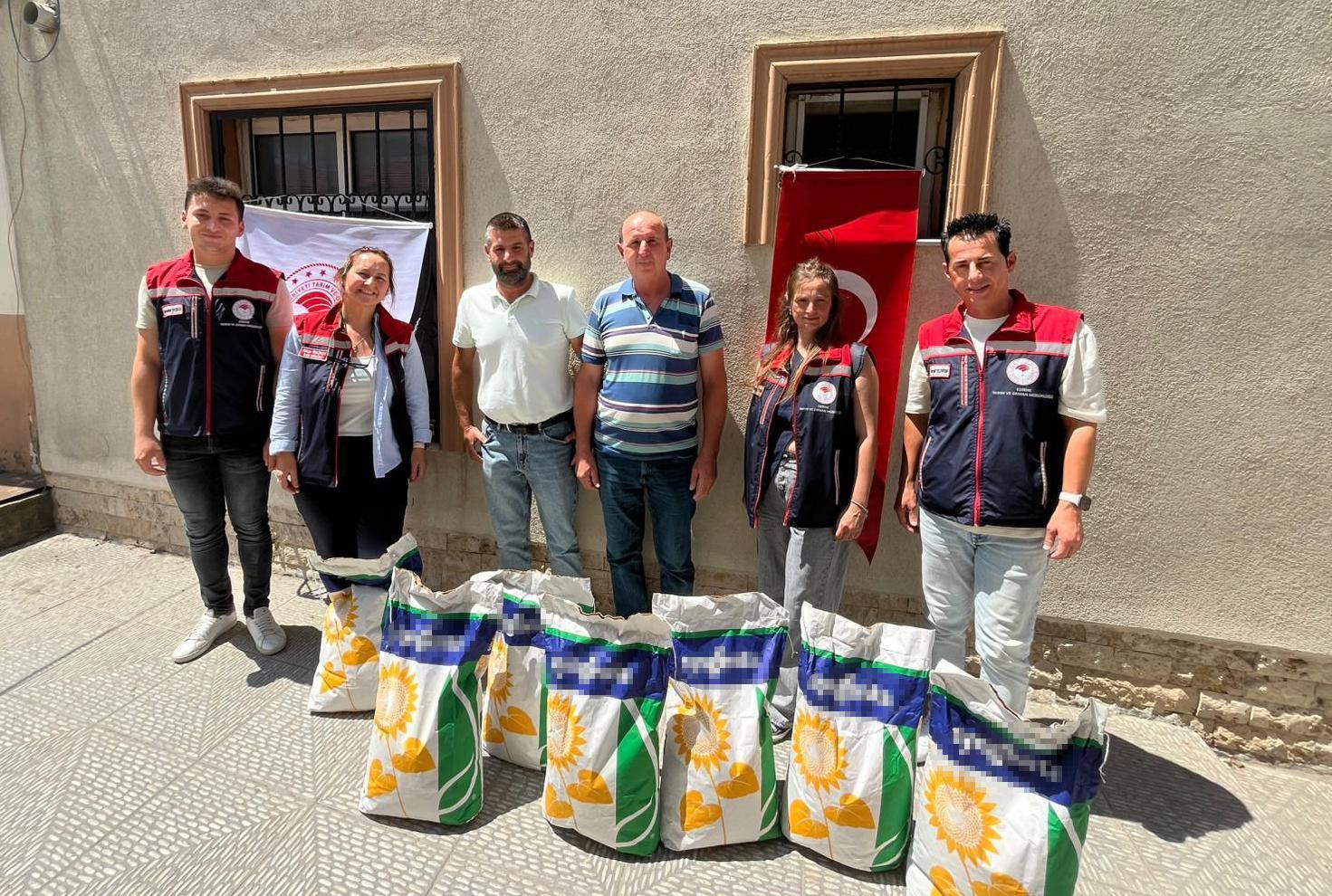 Edirne’de ikinci ürün ayçiçeği ekimini için yüzde 75 hibeli tohum dağıtıldı Edirne’de ikinci ürün ayçiçeği ekimini için yüzde 75 hibeli tohum dağıtıldı
