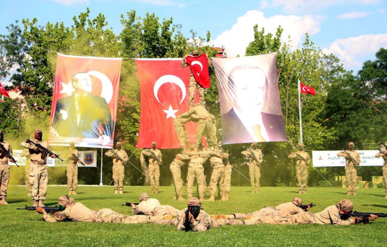 Edirne’de jandarma komandoların gösterisi ilgiyle izlendi