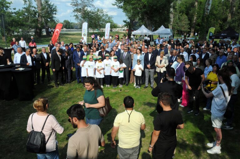 Edirne’de yapımı tamamlanan Söğütlük Millet Bahçesi, çevre şenliğiyle kapılarını açtı