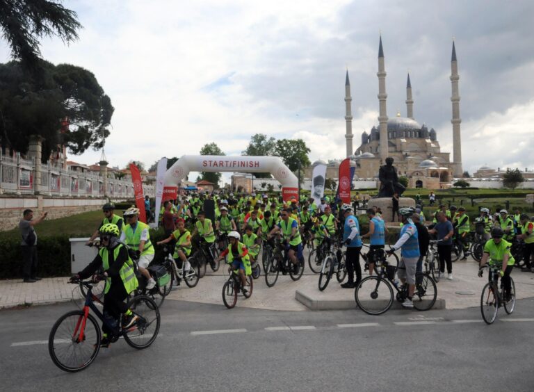 Edirne’de Yeşilay’ın geleneksel bisiklet turunda, 200 gönüllü pedal çevirdi