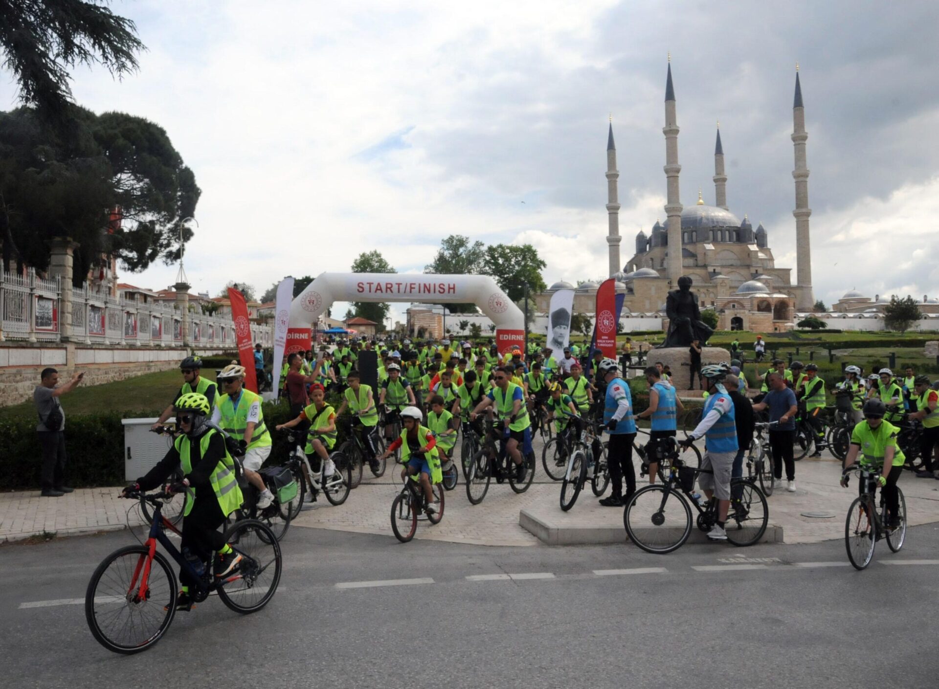Edirne’de Yeşilay’ın geleneksel bisiklet turunda, 200 gönüllü pedal çevirdi Edirne’de Yeşilay’ın geleneksel bisiklet turunda, 200 gönüllü pedal çevirdi