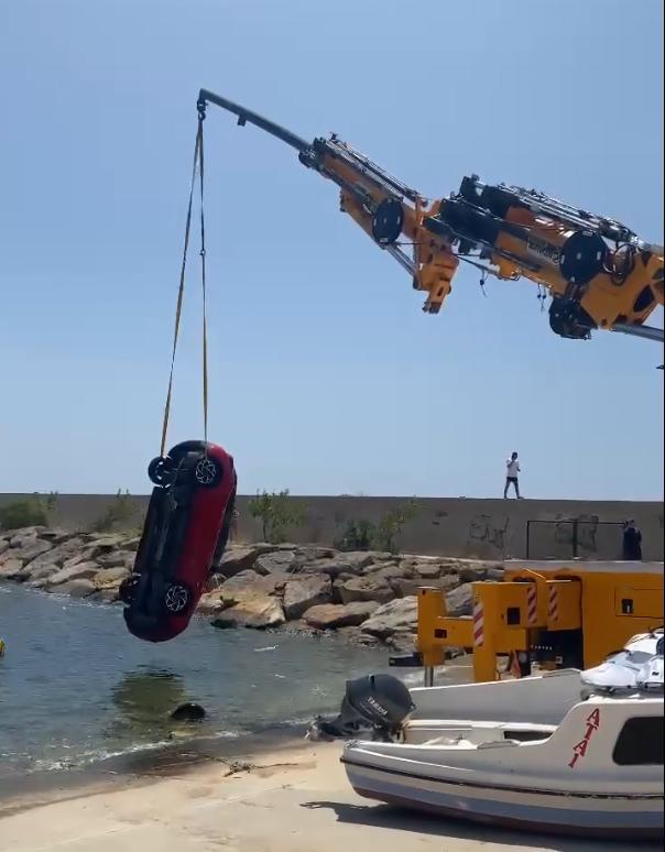 El freni çekilmeyen otomobil, denize düştü