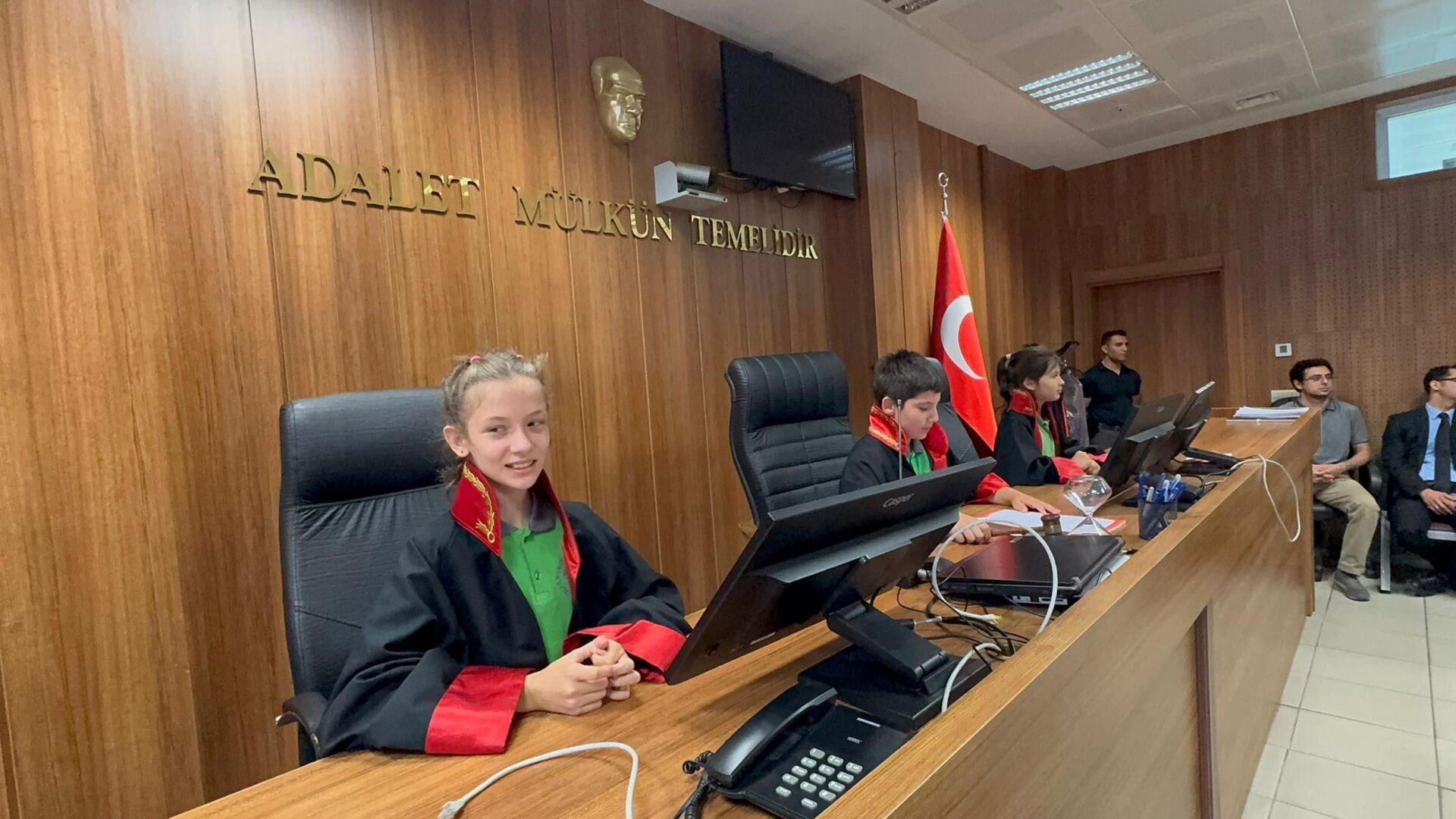 İlkokul öğrencileri adliyeyi ziyaret etti, duruşma canlandırdı | Çorlu’da Haber İlkokul öğrencileri adliyeyi ziyaret etti, duruşma canlandırdı | Çorlu’da Haber