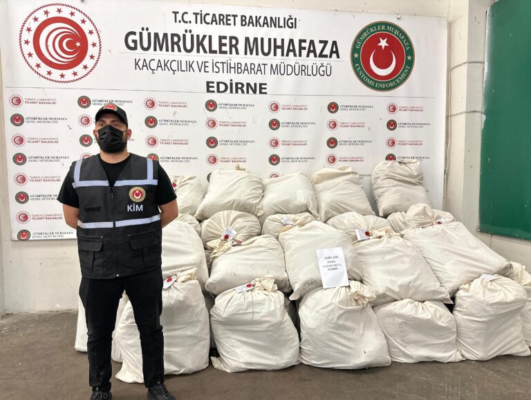 Kaçakçıların cihaz yerleştirip takibe aldıkları 2 TIR’da 318 kilo uyuşturucu ele geçti; 10 gözaltı