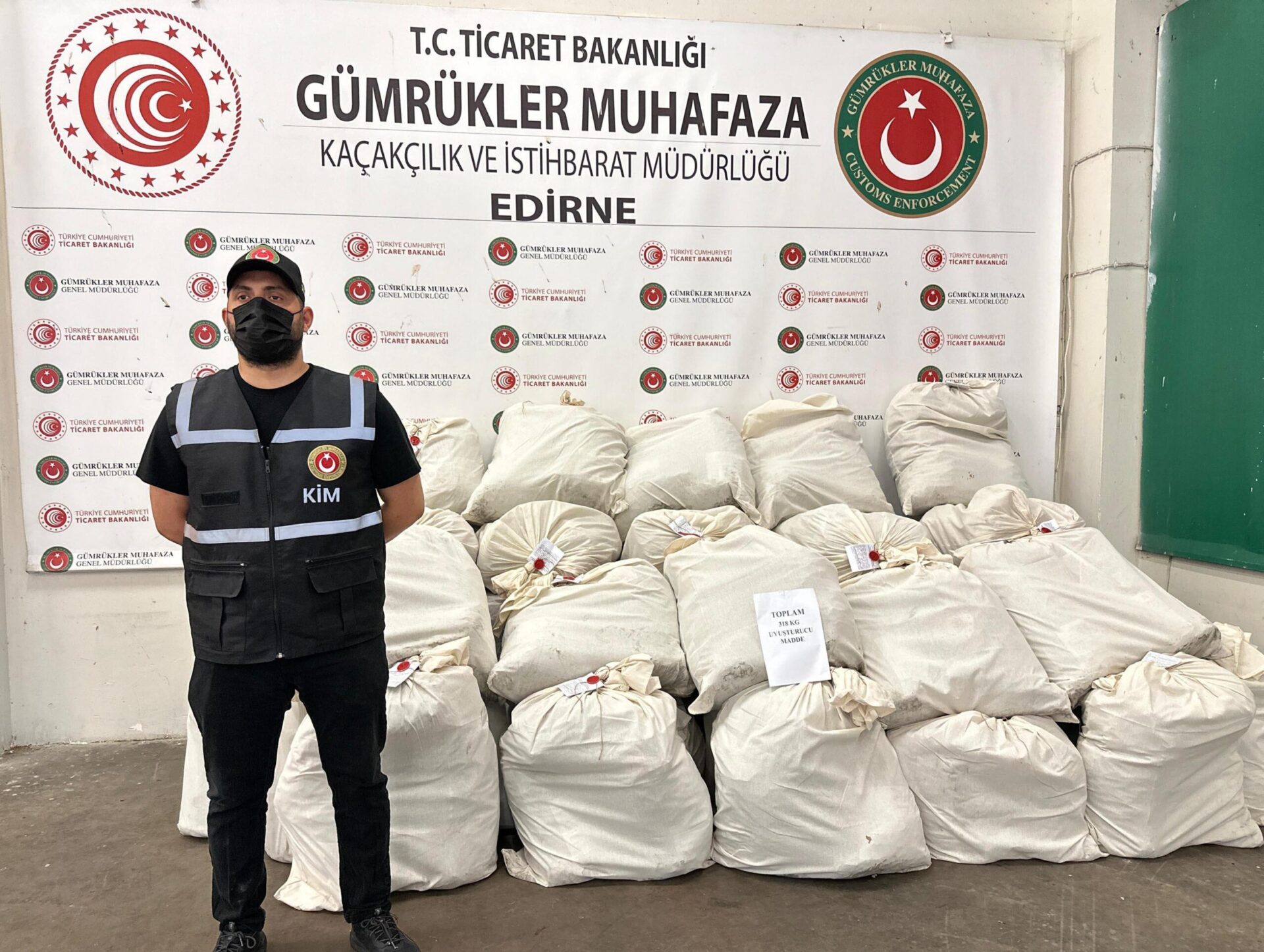 Kaçakçıların cihaz yerleştirip takibe aldıkları 2 TIR’da 318 kilo uyuşturucu ele geçti; 10 gözaltı Kaçakçıların cihaz yerleştirip takibe aldıkları 2 TIR’da 318 kilo uyuşturucu ele geçti; 10 gözaltı
