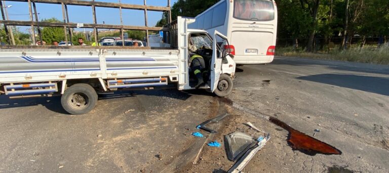 KAMYONET İLE OTOBÜS ÇARPIŞTI; 2 YARALI