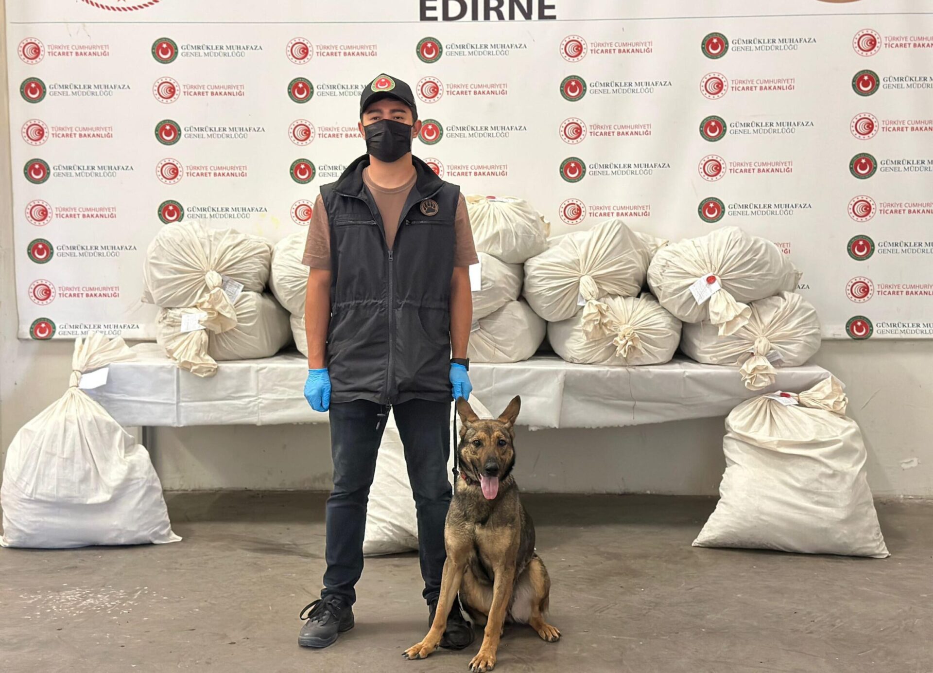 Kapıkule’de 2 TIR’da toplam 212 kilo esrar ele geçirildi Kapıkule’de 2 TIR’da toplam 212 kilo esrar ele geçirildi
