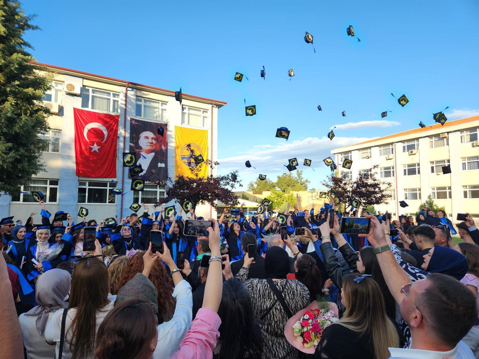 Keşan’da yüksekokullar mezunlarını uğurladı Keşan’da yüksekokullar mezunlarını uğurladı