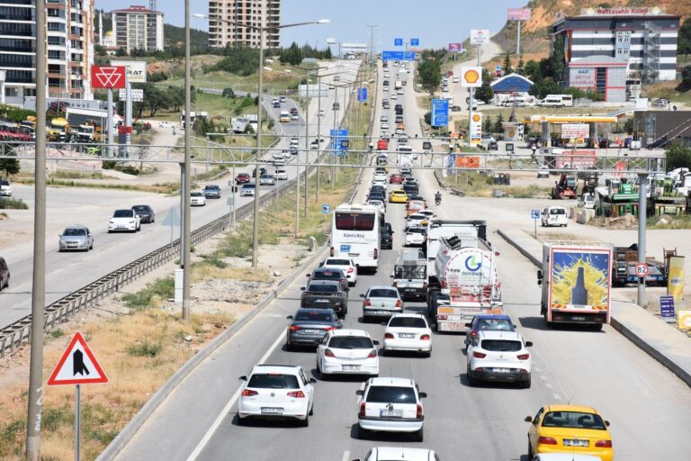 ‘Kilit kavşak’ Kırıkkale’de, bayram yoğunluğu başladı