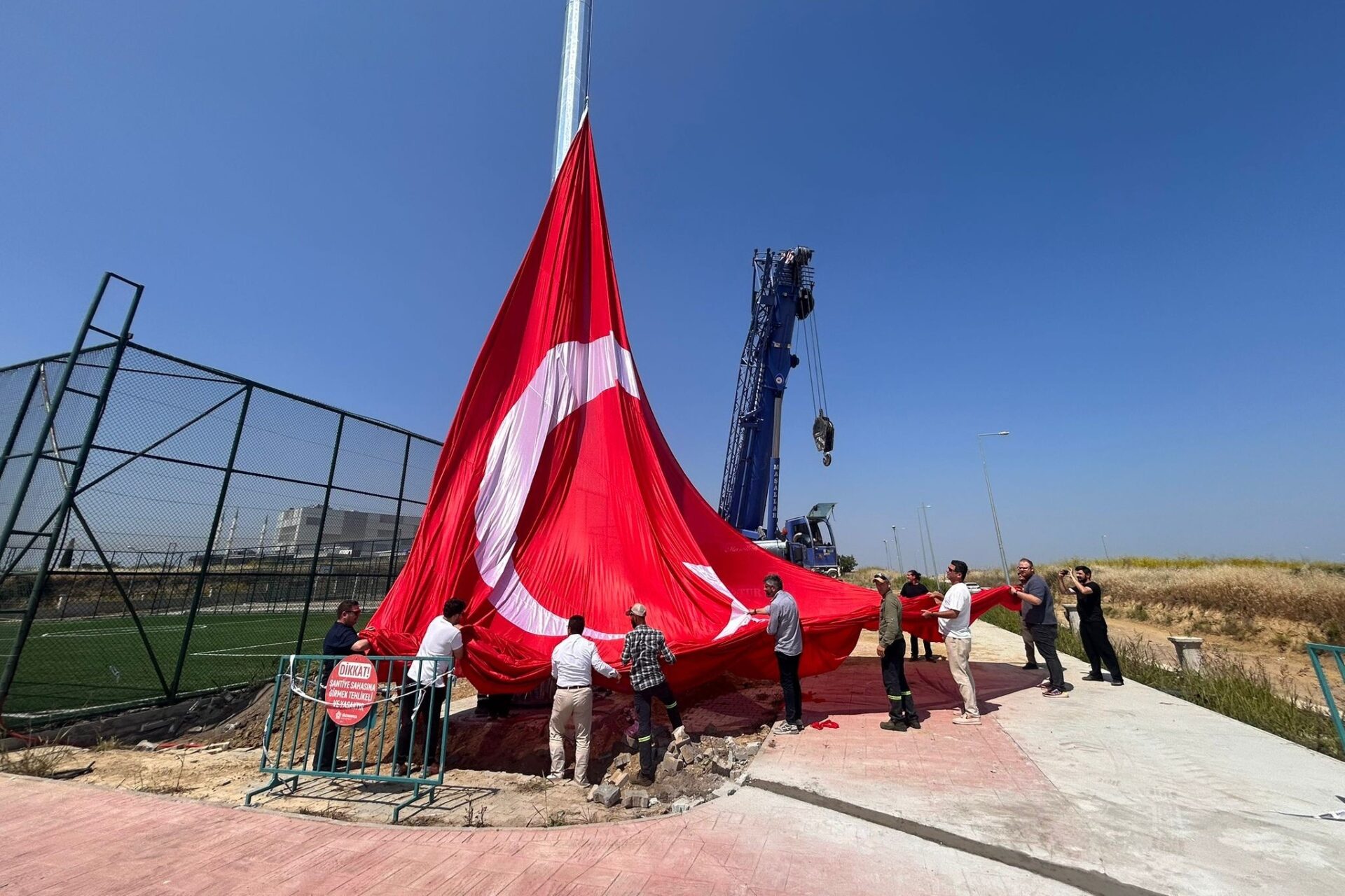 Kiraz Festivali Coşkusu Sürerken Belediye Hizmetleri Aksamadı Kiraz Festivali Coşkusu Sürerken Belediye Hizmetleri Aksamadı