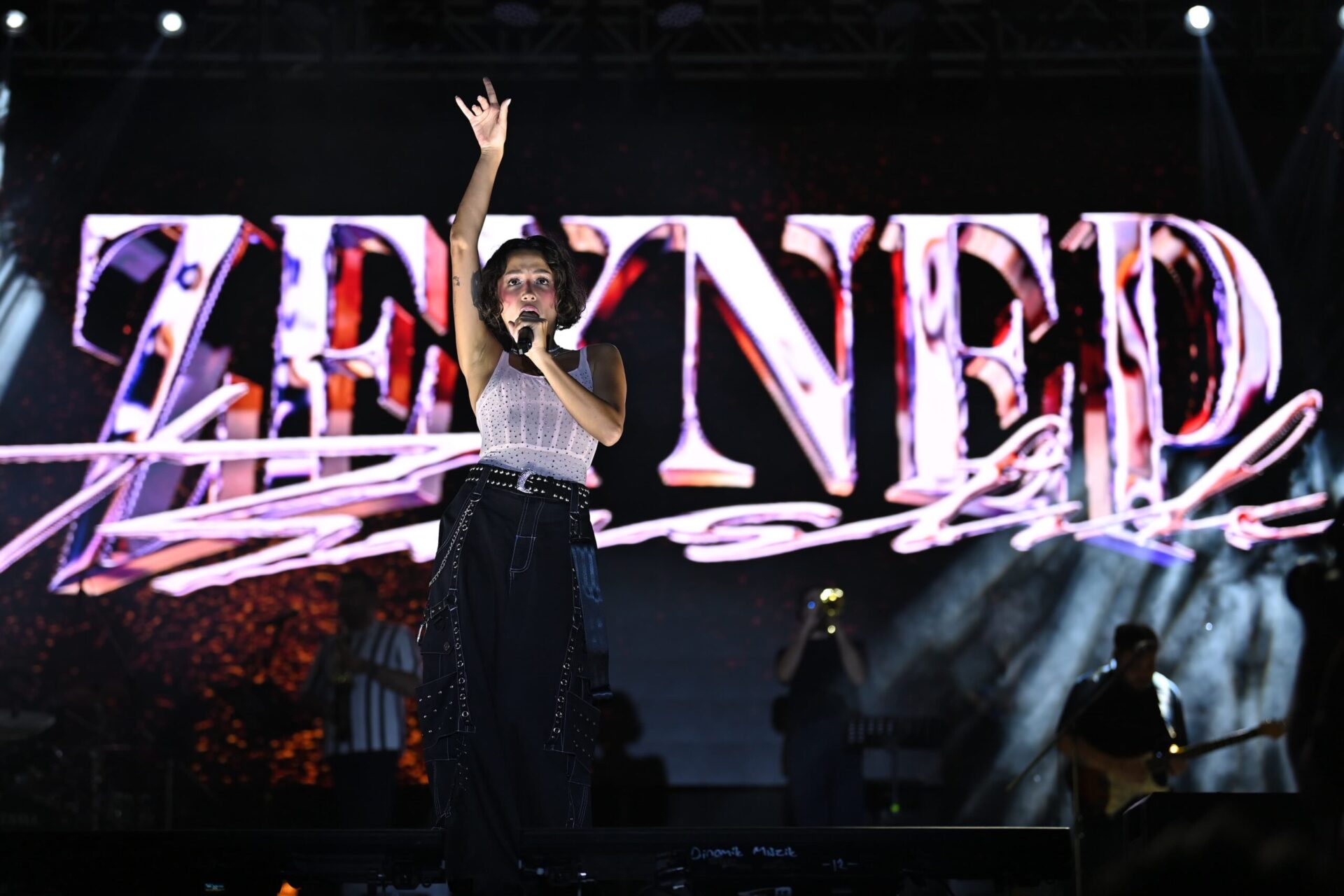 Kiraz Festivalinin İkinci Gününde Yüksek Sadakat ve Zeynep Bastık Coşturdu Kiraz Festivalinin İkinci Gününde Yüksek Sadakat ve Zeynep Bastık Coşturdu