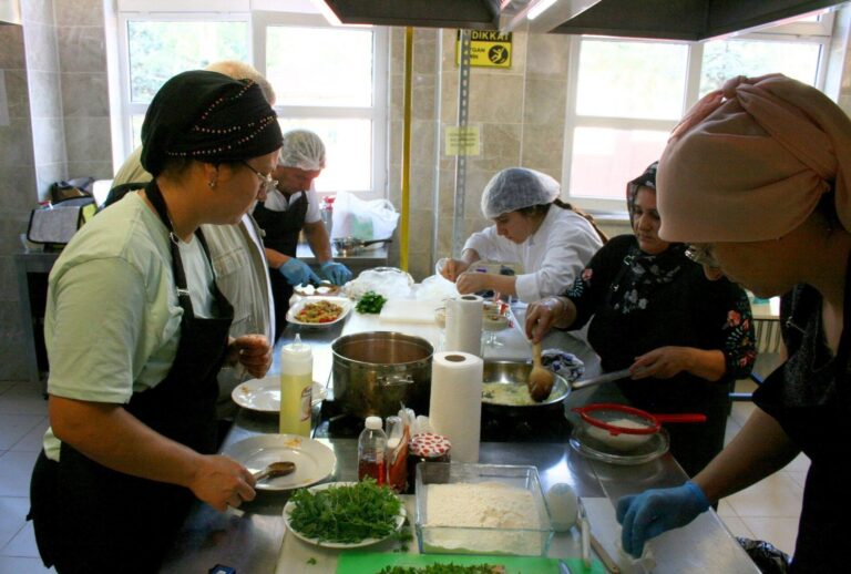 Lise öğrencileri, aileleriyle yemek yaptı