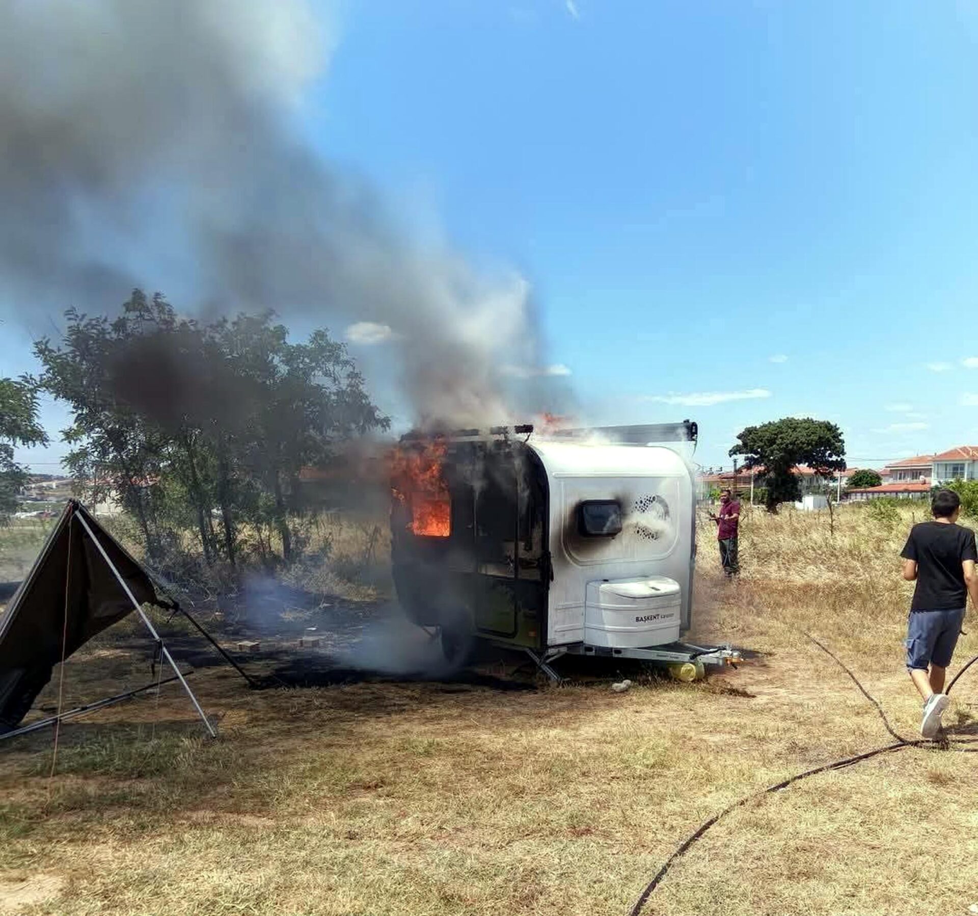 Saros’ta park halindeki çekme karavan alev alev yandı Saros’ta park halindeki çekme karavan alev alev yandı