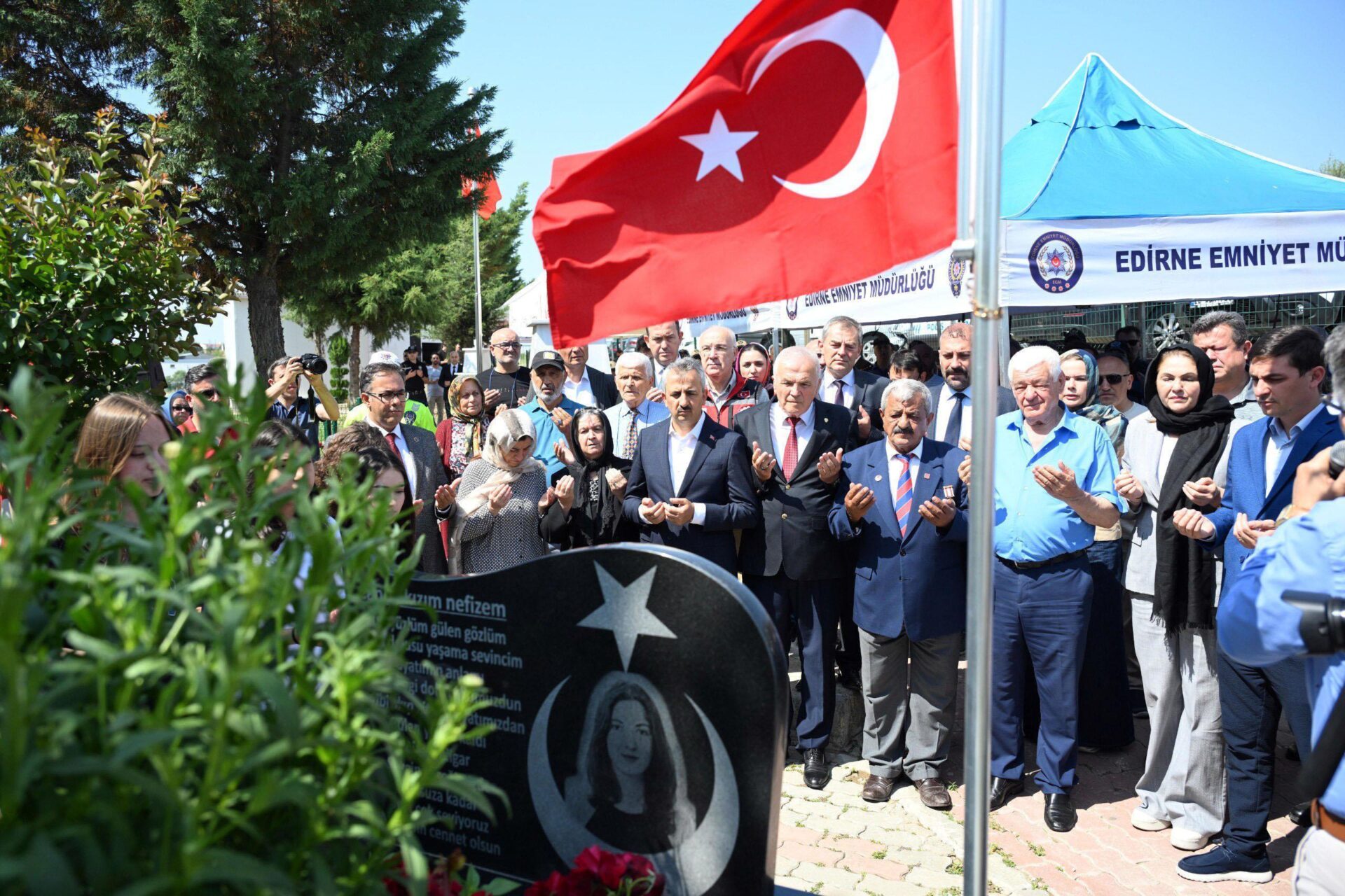 Şehit polis memuru Nefize Çetin Özsoy, vefatının 9’uncu yılında kabri başında anıldı Şehit polis memuru Nefize Çetin Özsoy, vefatının 9’uncu yılında kabri başında anıldı