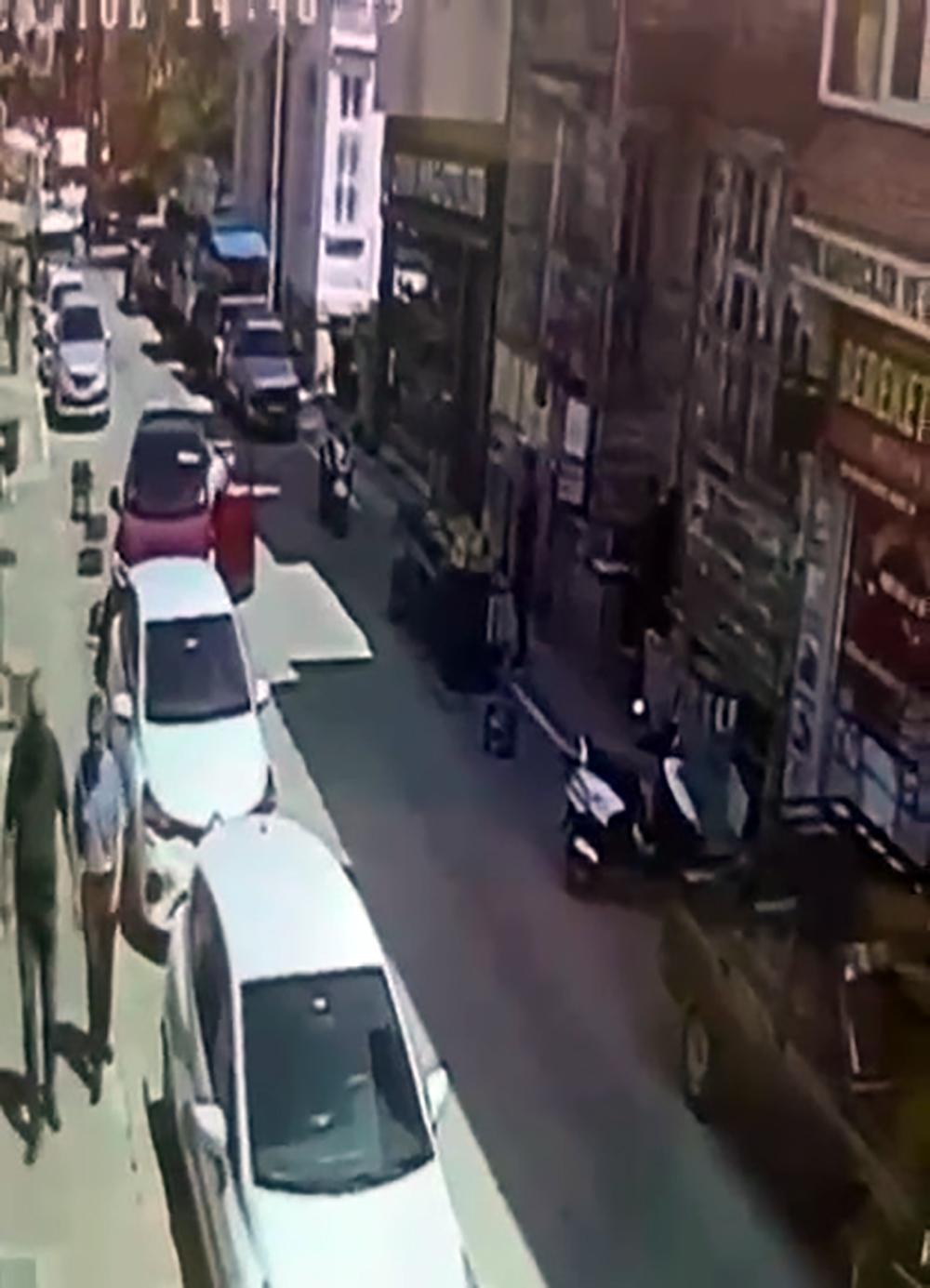 Sürücüsünün geri viteste unuttuğu otomobil, mobilya mağazasına girdi (2) Sürücüsünün geri viteste unuttuğu otomobil, mobilya mağazasına girdi (2)