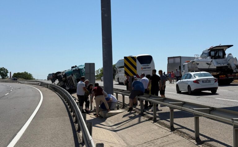 Tekirdağ’da devrilen TIR’ın sürücüsü yaralandı | Çorlu’da Haber
