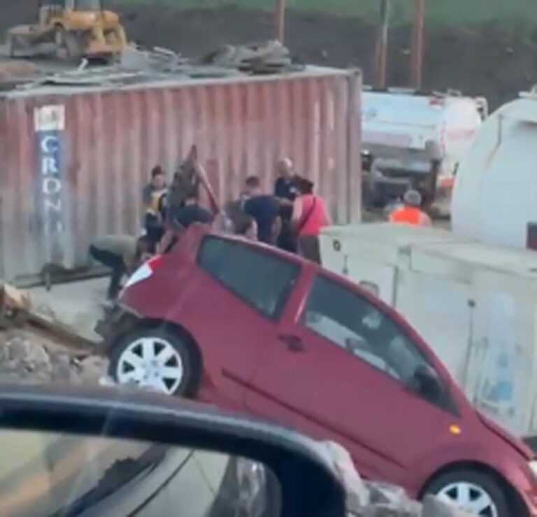 Şantiye Alanına Düşen Otomobilde 2 Kişi Yaralandı
