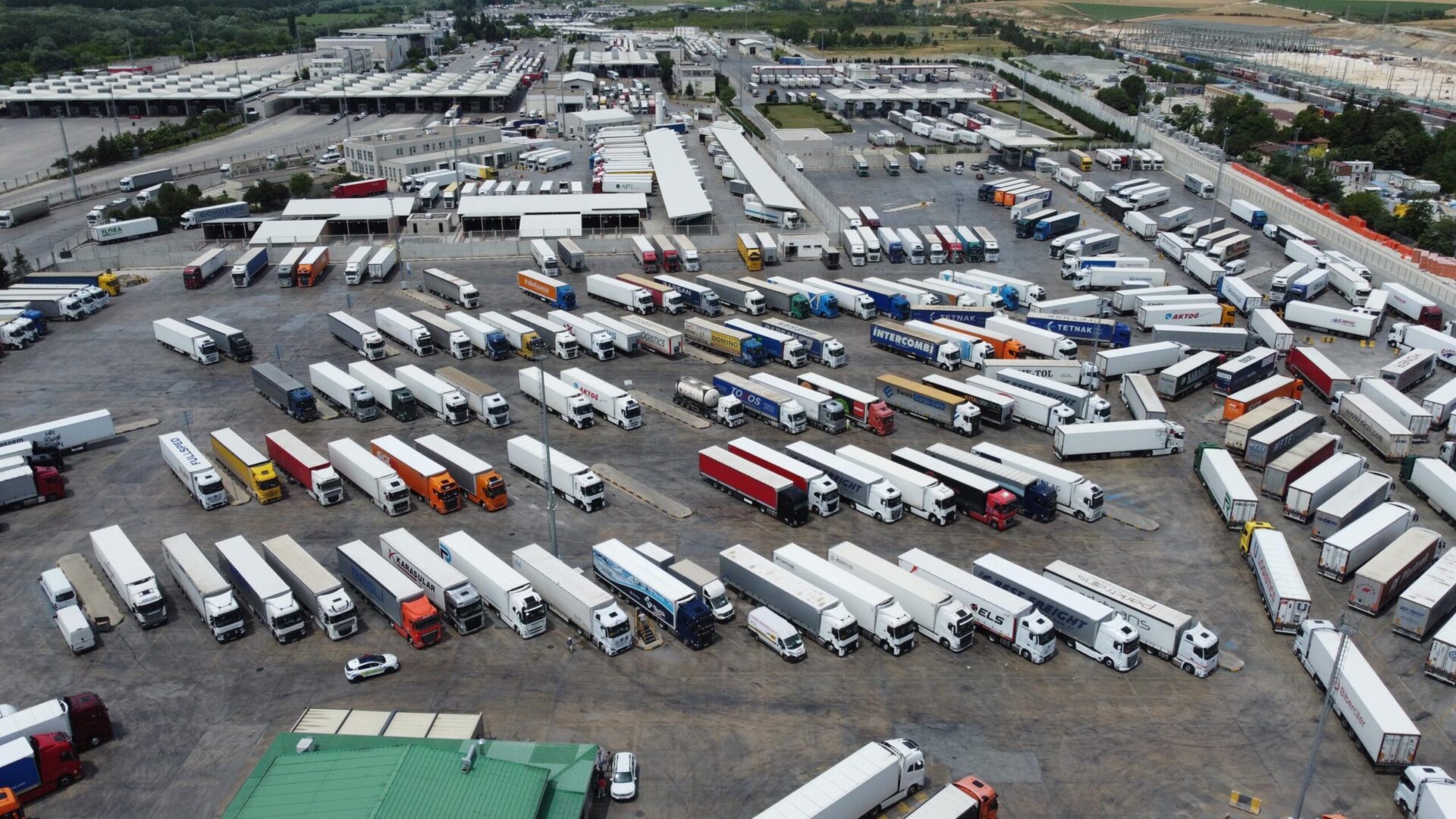 TIR şoförleri bayrama ailelerinden uzakta girdi TIR şoförleri bayrama ailelerinden uzakta girdi