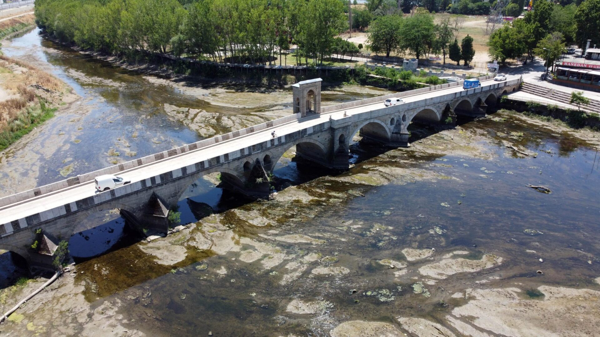 Tunca Nehri kuruyor; kum adacıkları ortaya çıktı Tunca Nehri kuruyor; kum adacıkları ortaya çıktı