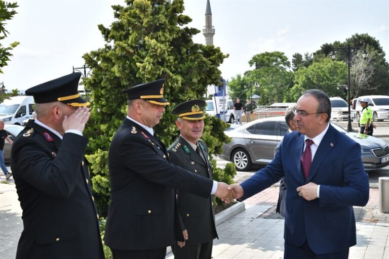 Vali Soytürk Çelenk Sunma Töreni’ne Katıldı