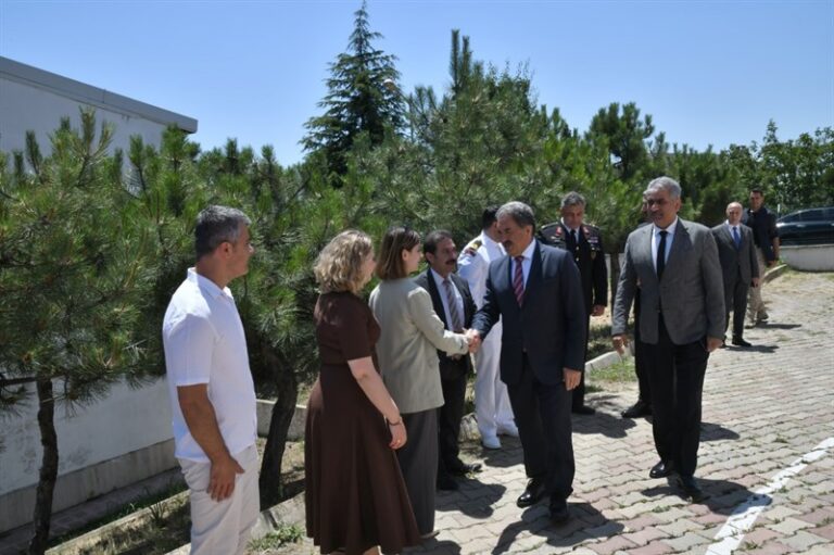 Vali Vekili Güler ve Eşi Nuray Güler Kurban Bayramı Münasebetiyle Çocuk Evleri Sitesi’ni Ziyaret Etti