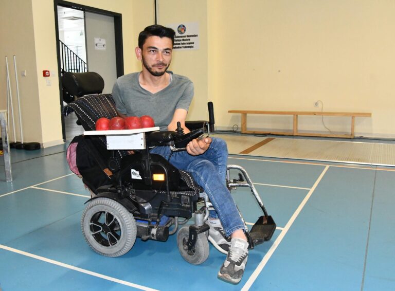 Yıllarca evden çıkmayan bedensel engelli Yücel, tanıştığı boccede stil geliştirip kürsüye çıktı | Çorlu’da Haber
