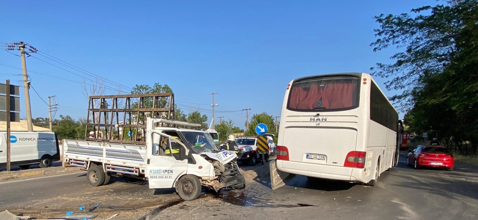 Yolcu otobüsü ile kamyonet çarpıştı; 2 yaralı | Çorlu’da Haber Yolcu otobüsü ile kamyonet çarpıştı; 2 yaralı | Çorlu’da Haber