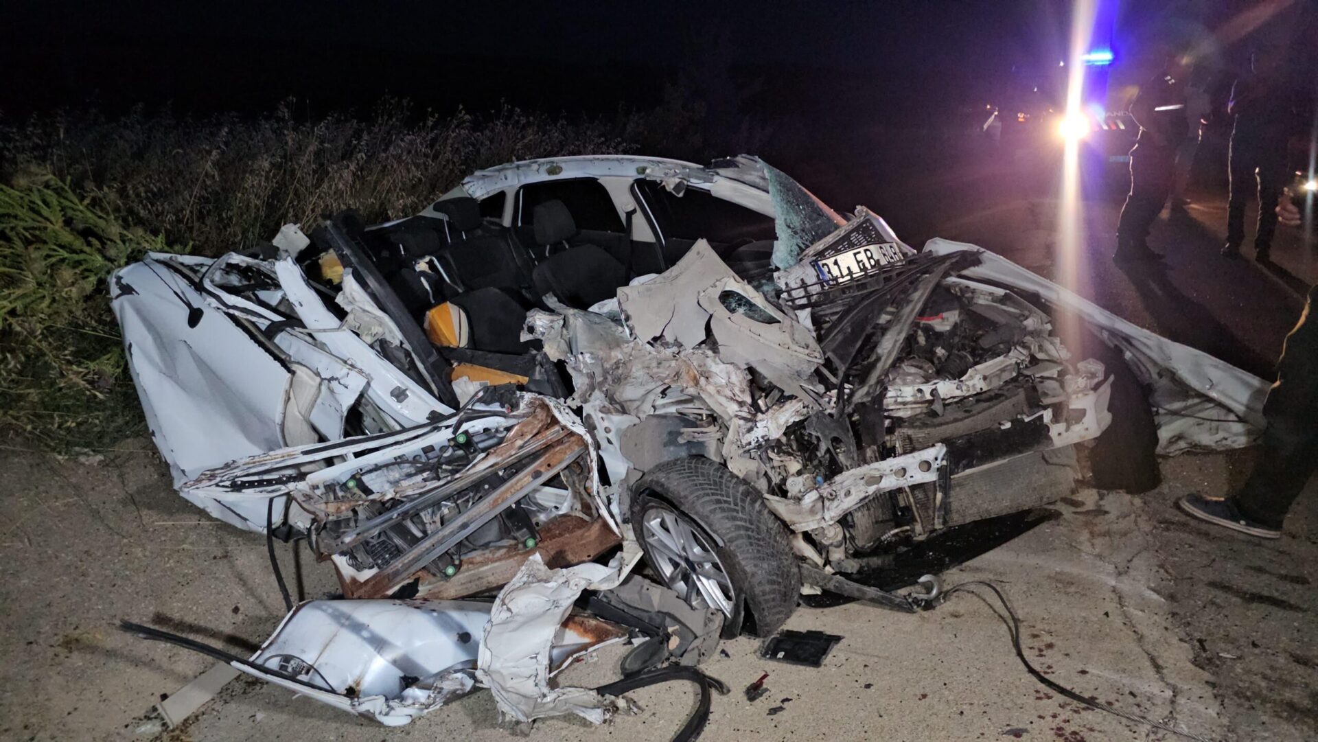 Yolda park halindeki TIR’a çarpan otomobilin sürücüsü yaralandı Yolda park halindeki TIR’a çarpan otomobilin sürücüsü yaralandı