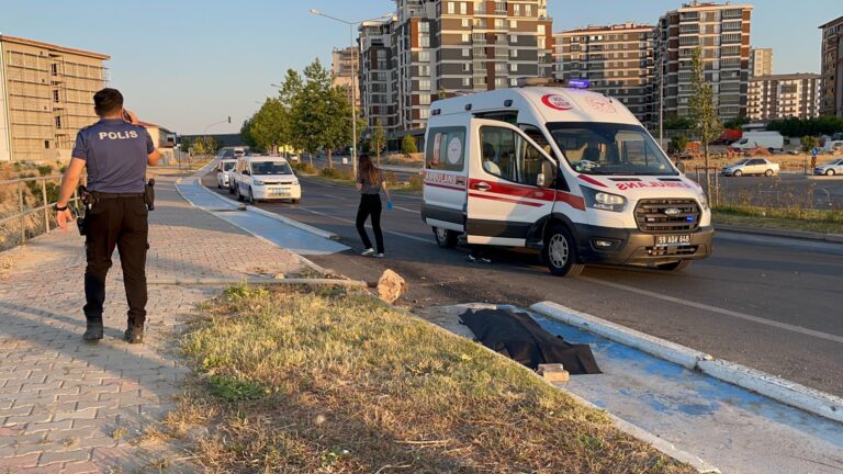 Yön levhası direğine çarpan motosikletin sürücüsü 14 yaşındaki Azra hayatını kaybetti | Çorlu’da Haber