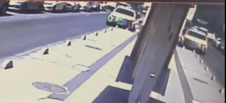 4.25 promil alkollü doktorun kullandığı kamyonet, kaldırımda yürüyen 2 kişiye çarptı; kaza kamerada | Çorlu’da Haber