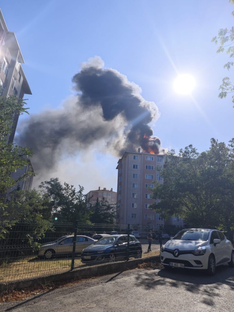 Tekirdağ’da 8 katlı apartman çatısında yangın