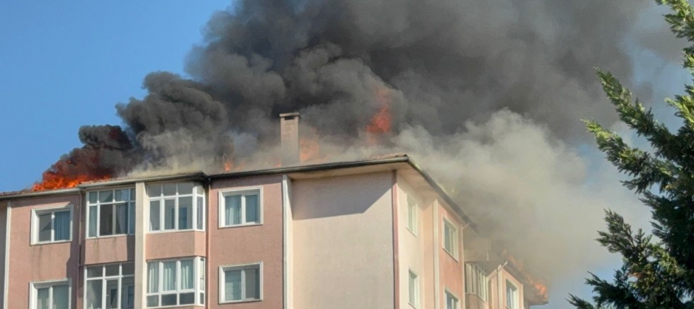ÇATIDAKİ YANGIN KORKUTTU ÇATIDAKİ YANGIN KORKUTTU