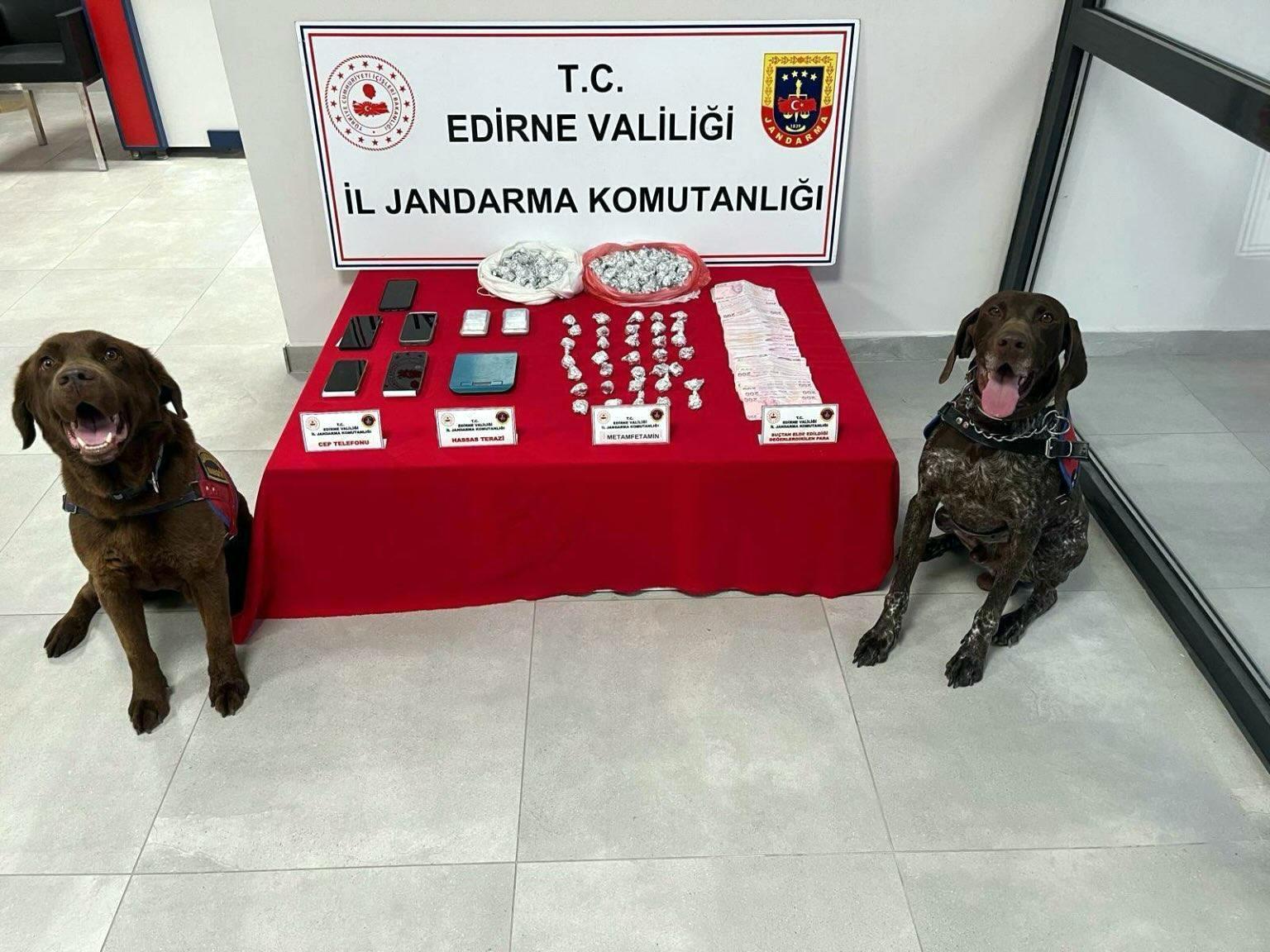 Edirne’de 1 kilo 225 gram metamfetamin ele geçirildi; 4 gözaltı Edirne’de 1 kilo 225 gram metamfetamin ele geçirildi; 4 gözaltı