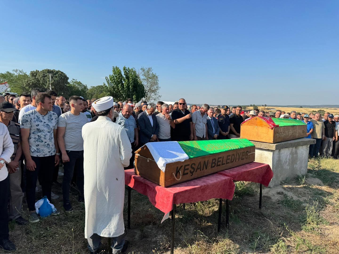 Edirne’de 3 aracın karıştığı kaza: Jandarma trafik tim komutanı ile hamile eşi öldü (2) Edirne’de 3 aracın karıştığı kaza: Jandarma trafik tim komutanı ile hamile eşi öldü (2)