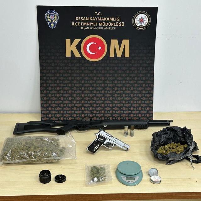 Edirne’de evinde uyuşturucu ve ruhsatsız silah ele geçirilen şüpheli tutuklandı