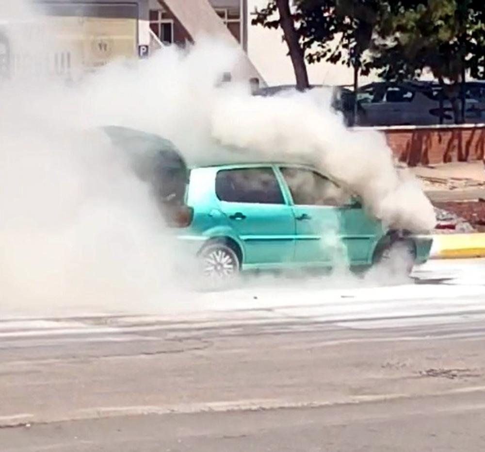 Edirne’de trafikte alev alan otomobil, zarar gördü Edirne’de trafikte alev alan otomobil, zarar gördü