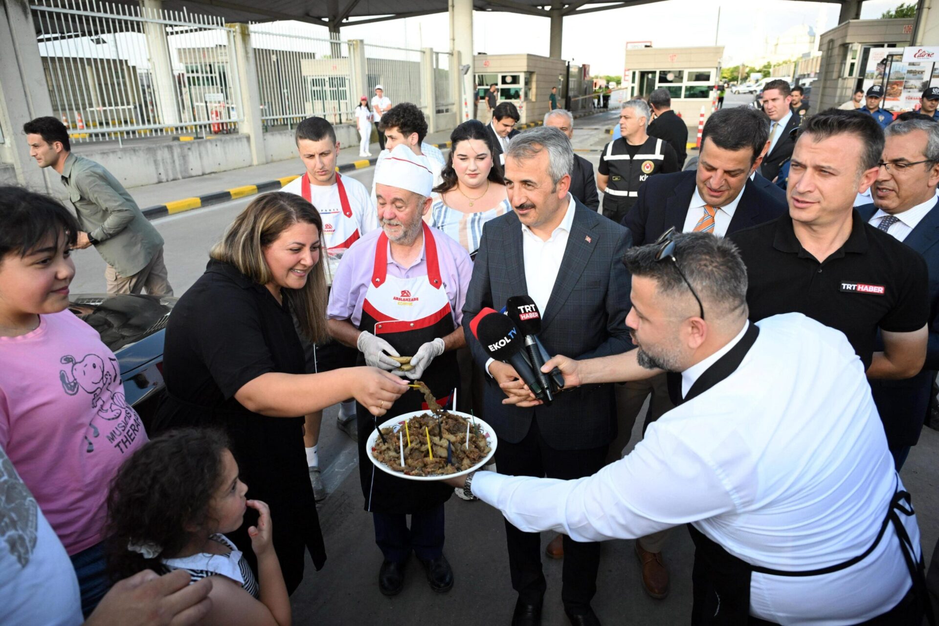 Gurbetçiler, Kapıkule’de yöresel lezzetlerle karşılandı Gurbetçiler, Kapıkule’de yöresel lezzetlerle karşılandı