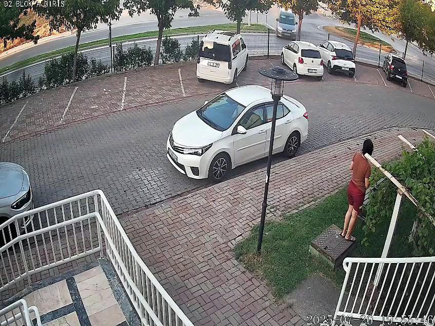 Hafif ticari araç, çitlere, ağaca ve otomobile çarptı; o anlar kamerada Hafif ticari araç, çitlere, ağaca ve otomobile çarptı; o anlar kamerada