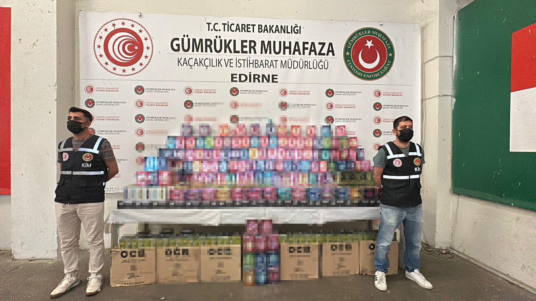 Kapıkule’de aranan TIR’da 3 bin 193 kaçak elektronik sigara ele geçirildi Kapıkule’de aranan TIR’da 3 bin 193 kaçak elektronik sigara ele geçirildi