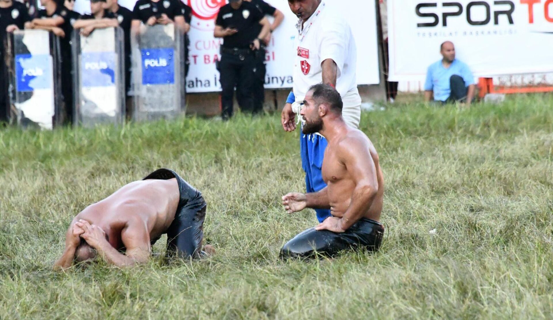 Kırkpınar’da adını çeyrek finale yazdıran pehlivanlar belli oldu / Ek fotoğraflar Kırkpınar’da adını çeyrek finale yazdıran pehlivanlar belli oldu / Ek fotoğraflar
