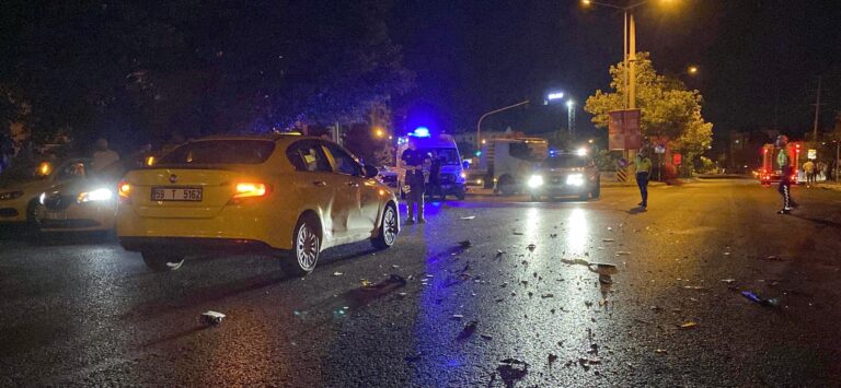 Kırmızı ışıkta bekleyen taksiye otomobil çarptı;  3 yaralı | Çorlu’da Haber