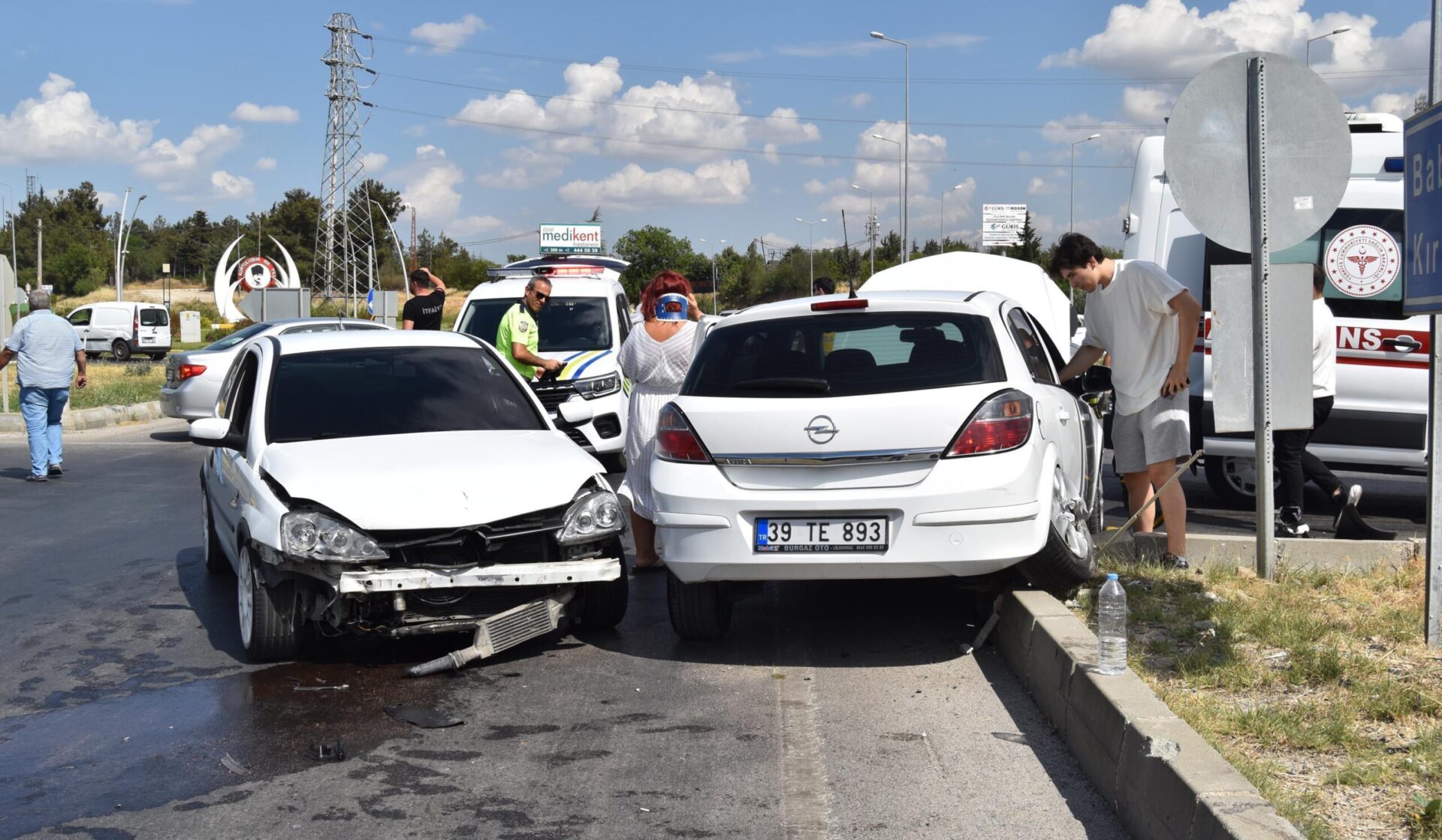 Lüleburgaz’da iki otomobil çarpıştı: 3 yaralı Lüleburgaz’da iki otomobil çarpıştı: 3 yaralı