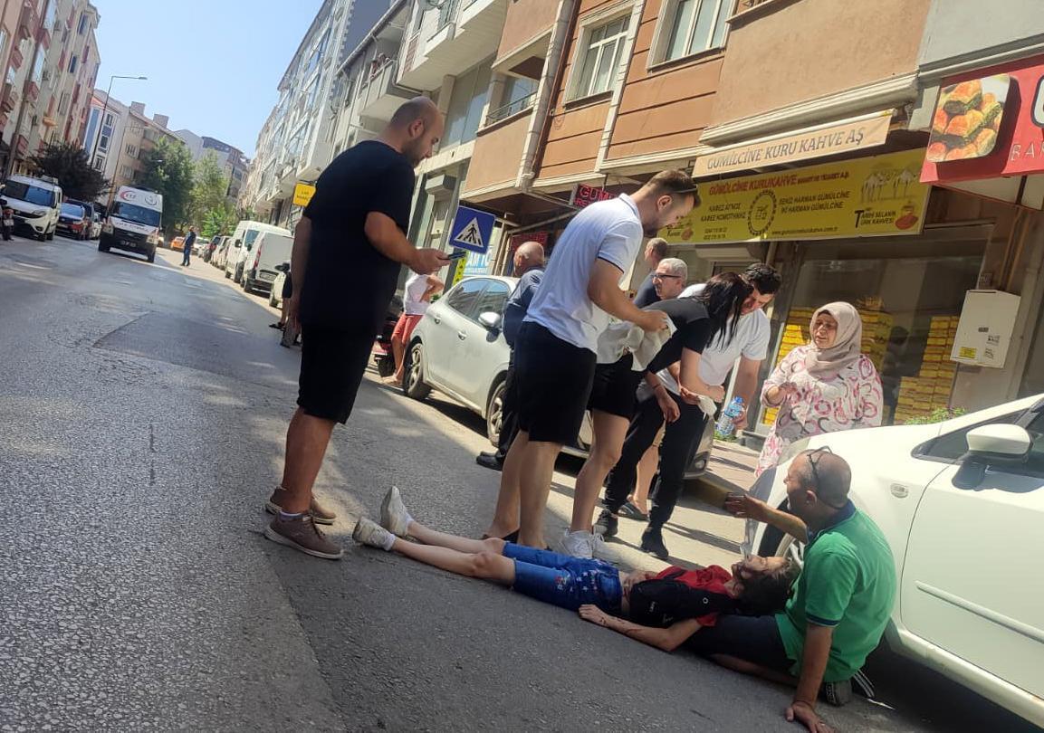 Motosiklet yayaya çarptı: 2 yaralı Motosiklet yayaya çarptı: 2 yaralı