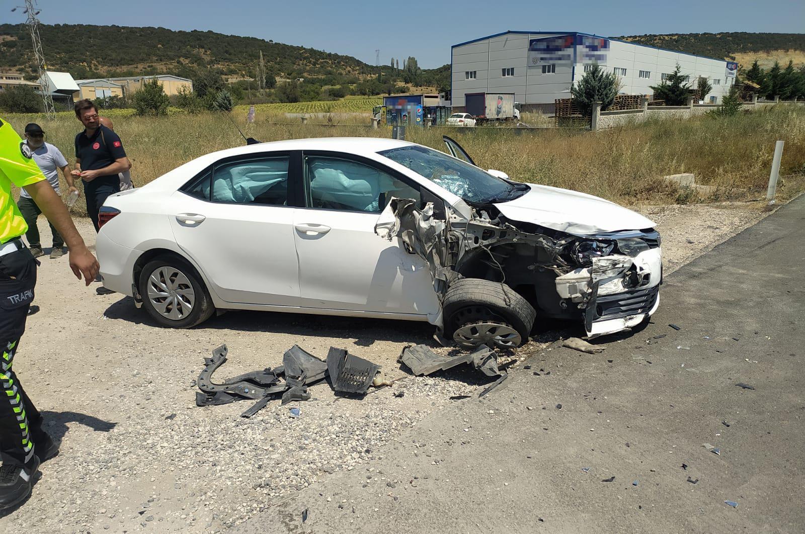 Otomobil, radar uygulaması yapan araca çarptı: 1’i polis 2 yaralı Otomobil, radar uygulaması yapan araca çarptı: 1’i polis 2 yaralı