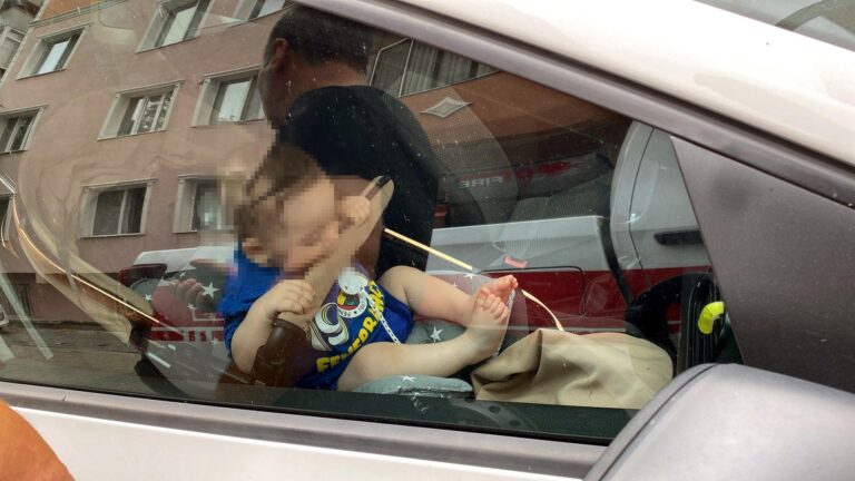 Otomobilde mahsur kalan 9 aylık bebek kurtarıldı | Çorlu’da Haber
