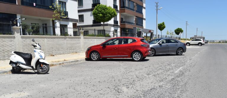 Park halindeki otomobile çarpan motosiklet sürücüsü yaralandı