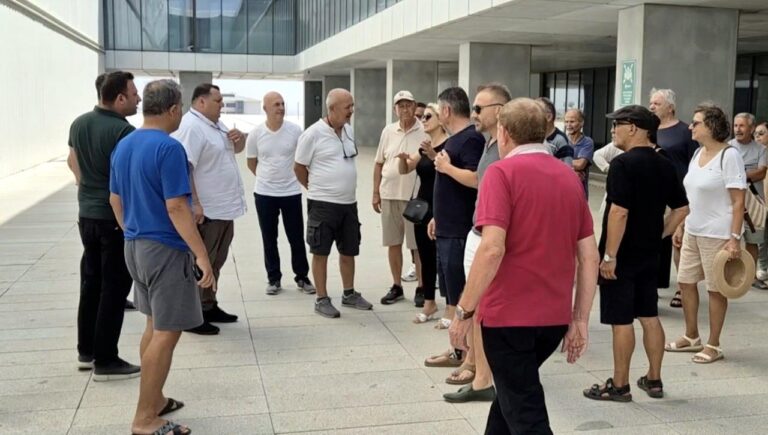 Tekirdağ’da 1 aydır su kesintisi yaşayan site sakinleri, büyükşehir belediyesi önünde açıklama yaptı | Çorlu’da Haber