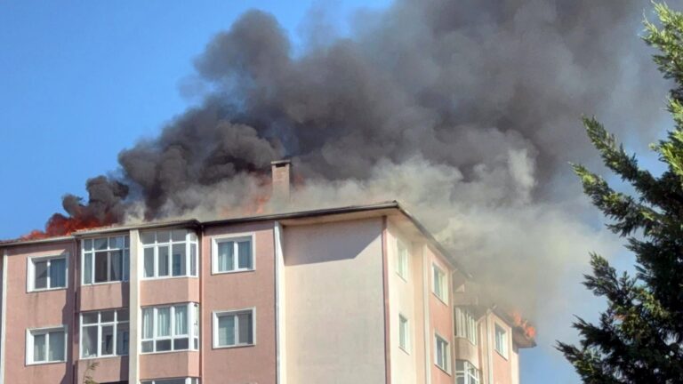 Tekirdağ’da 8 katlı apartman çatısında yangın | Çorlu’da Haber